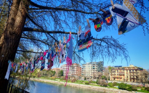 “La Grande Lessive”: un grande bucato collettivo (di carta) al Parco Michelotti di Torino