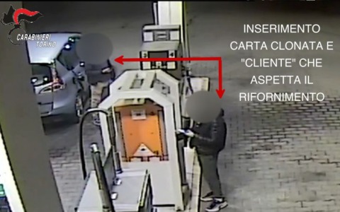 Carte carburante clonate: 2 arresti e 3 denunce in Corso Vercelli