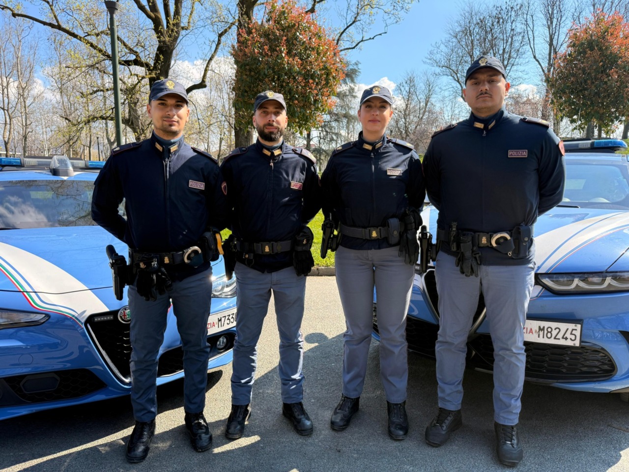 Scavalca il ponte e minaccia di gettarsi nel vuoto: salvato dalla polizia