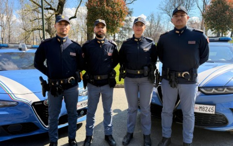 Scavalca il ponte e minaccia di gettarsi nel vuoto: salvato dalla polizia