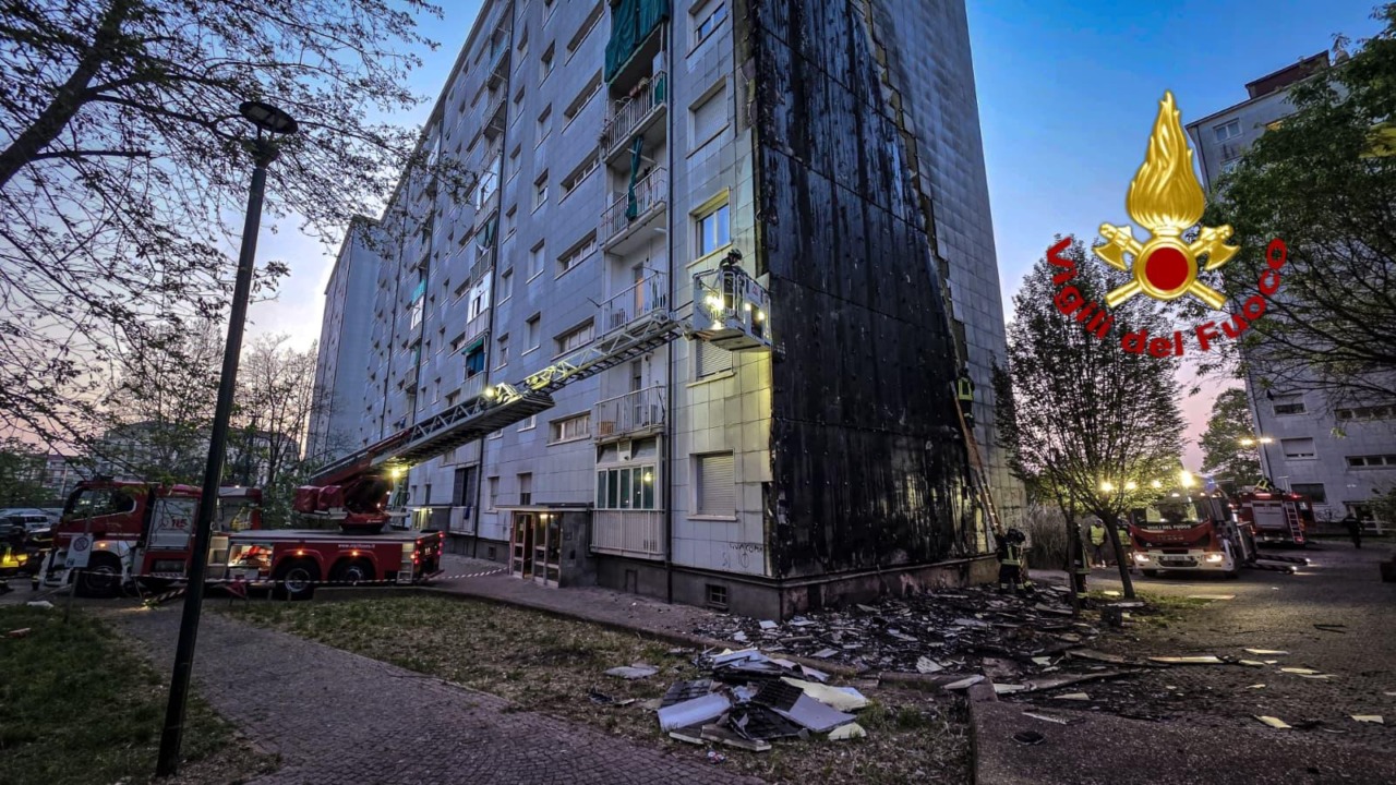 Divorata dalle fiamme la facciata di un palazzo ATC in via Artom a Torino