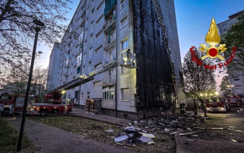 Divorata dalle fiamme la facciata di un palazzo ATC in via Artom a Torino