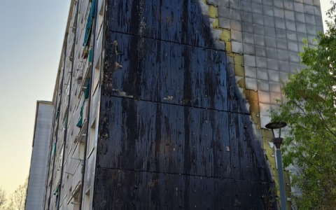 Incendio facciata palazzo ATC in via Artom, i danni ammontano a 100 mila euro