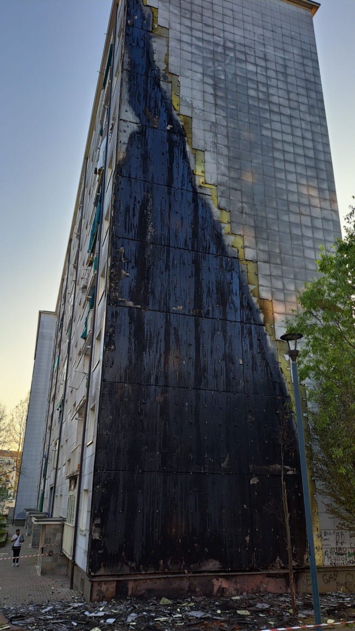Incendio facciata palazzo ATC in via Artom, i danni ammontano a 100 mila euro