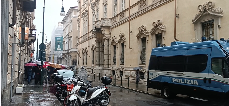 Presidio sotto il Consiglio Regionale dei lavoratori sanità privata: “Chiediamo il rinnovo dei contratti”