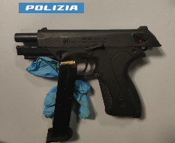37enne arrestato per maltrattamenti in famiglia, sequestrata la pistola scacciacani usata per minacciare la moglie