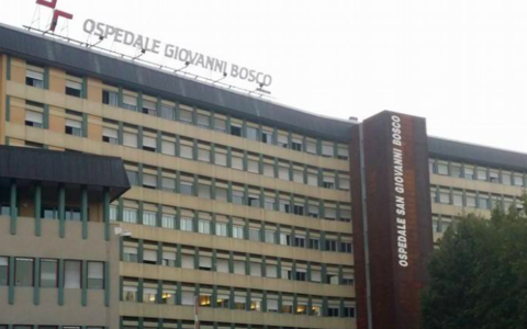 Ventenne trovata in strada in stato incosciente, trasportata al Giovanni Bosco