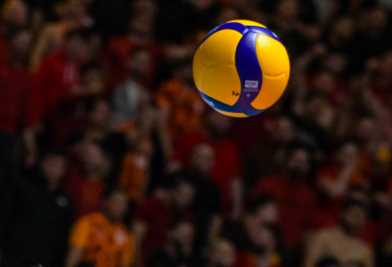 Lancia un petardo prima della partita di pallavolo e si ferisce alla mano: Daspo per il tifoso