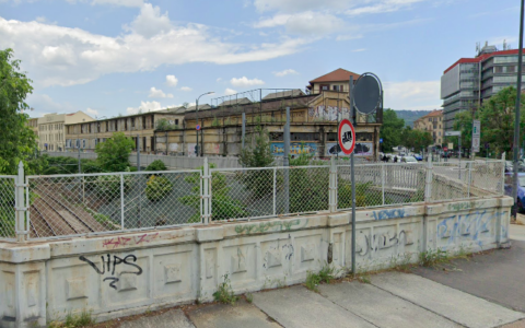 Tenta di lanciarsi dal ponte: la polizia salva un giovane