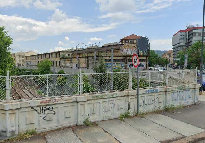 Tenta di lanciarsi dal ponte: la polizia salva un giovane