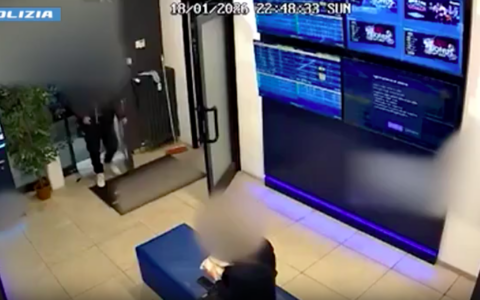 Vince 3mila euro in una sala scommesse, ma viene rapinato subito dopo: due arresti