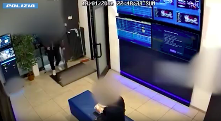 Vince 3mila euro in una sala scommesse, ma viene rapinato subito dopo: due arresti