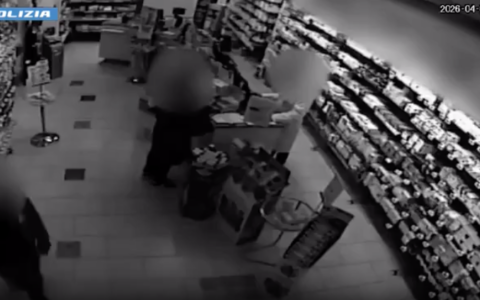 Con il coltello in farmacia: arrestato rapinatore seriale