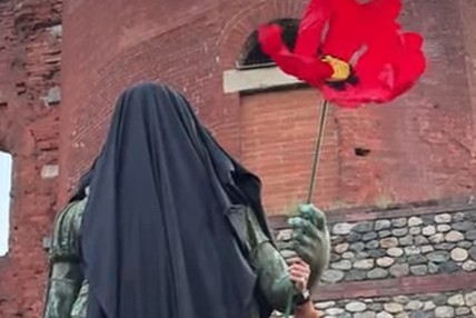 L’Ombra di Cesare, il Grido della Terra: Extinction Rebellion oscura i simboli del Duce