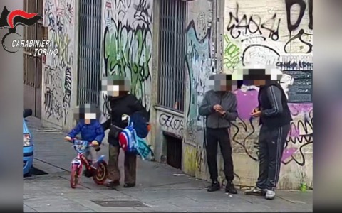 Spaccio nelle scuole vicino a piazza Santa Giulia, lo smercio anche sotto gli occhi dei bimbi della materna