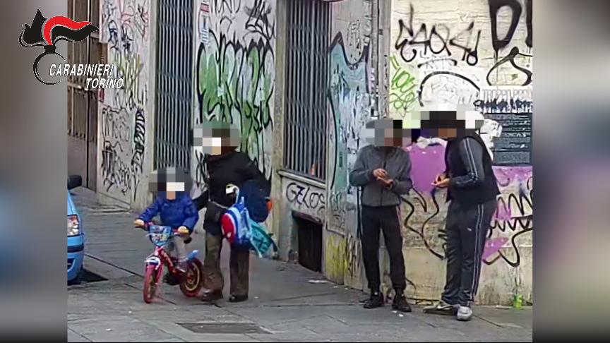 Spaccio nelle scuole vicino a piazza Santa Giulia, lo smercio anche sotto gli occhi dei bimbi della materna