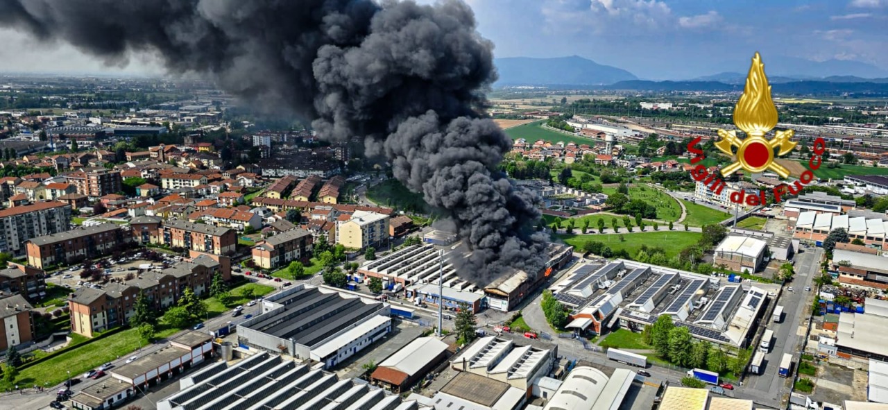 Incendio capannone in via Monginevro, evacuate le case vicine LE FOTO