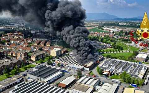 Incendio capannone in via Monginevro, evacuate le case vicine LE FOTO