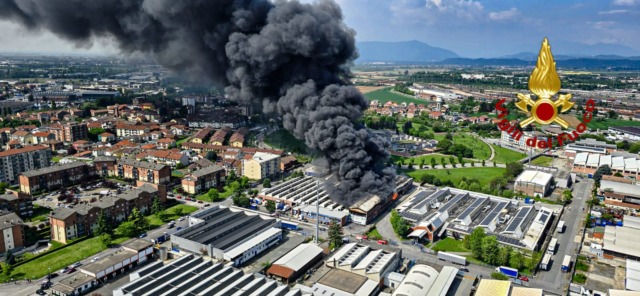 Incendio capannone in via Monginevro, evacuate le case vicine LE FOTO