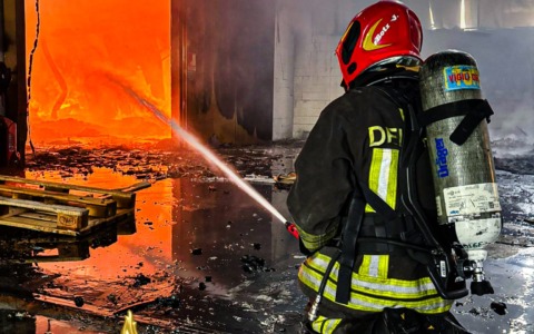 Incendio capannone, fiamme circoscritte e sotto controllo LE FOTO