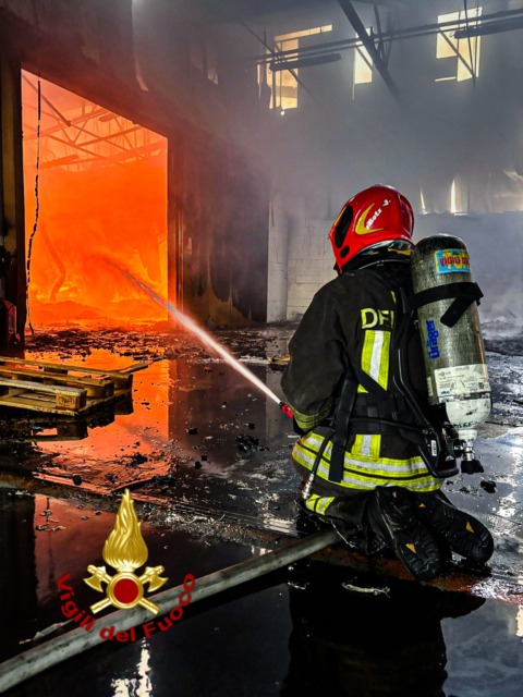 Incendio capannone, fiamme circoscritte e sotto controllo LE FOTO