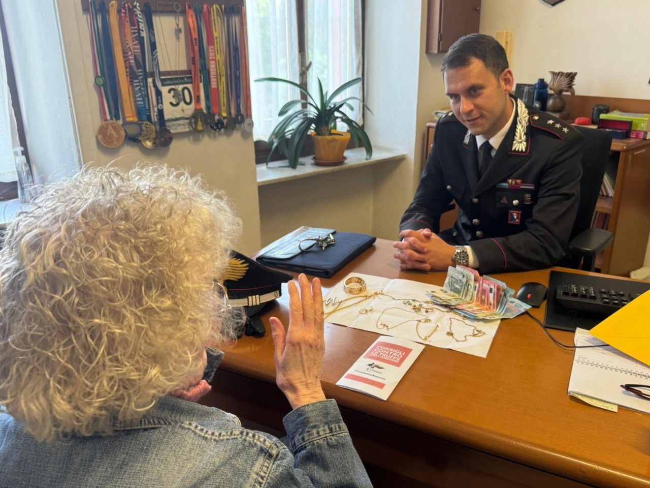 Finto carabiniere truffa anziana nell’Astigiano: arrestato dopo inseguimento e refurtiva restituita
