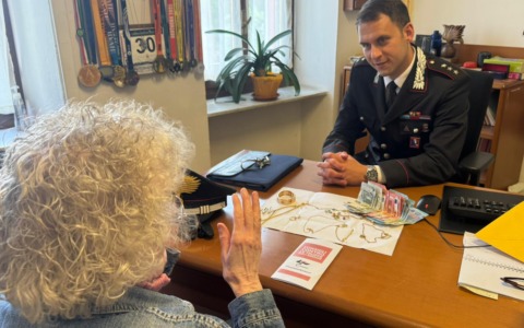 Finto carabiniere truffa anziana nell’Astigiano: arrestato dopo inseguimento e refurtiva restituita