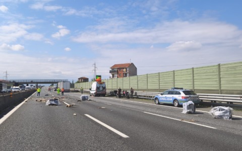 Caos in tangenziale Sud Torino: un mezzo perde il carico, tre le auto coinvolte