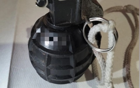 Spara contro la vetrina di un bar, ma in casa (sotto il materasso) nascondeva anche una granata