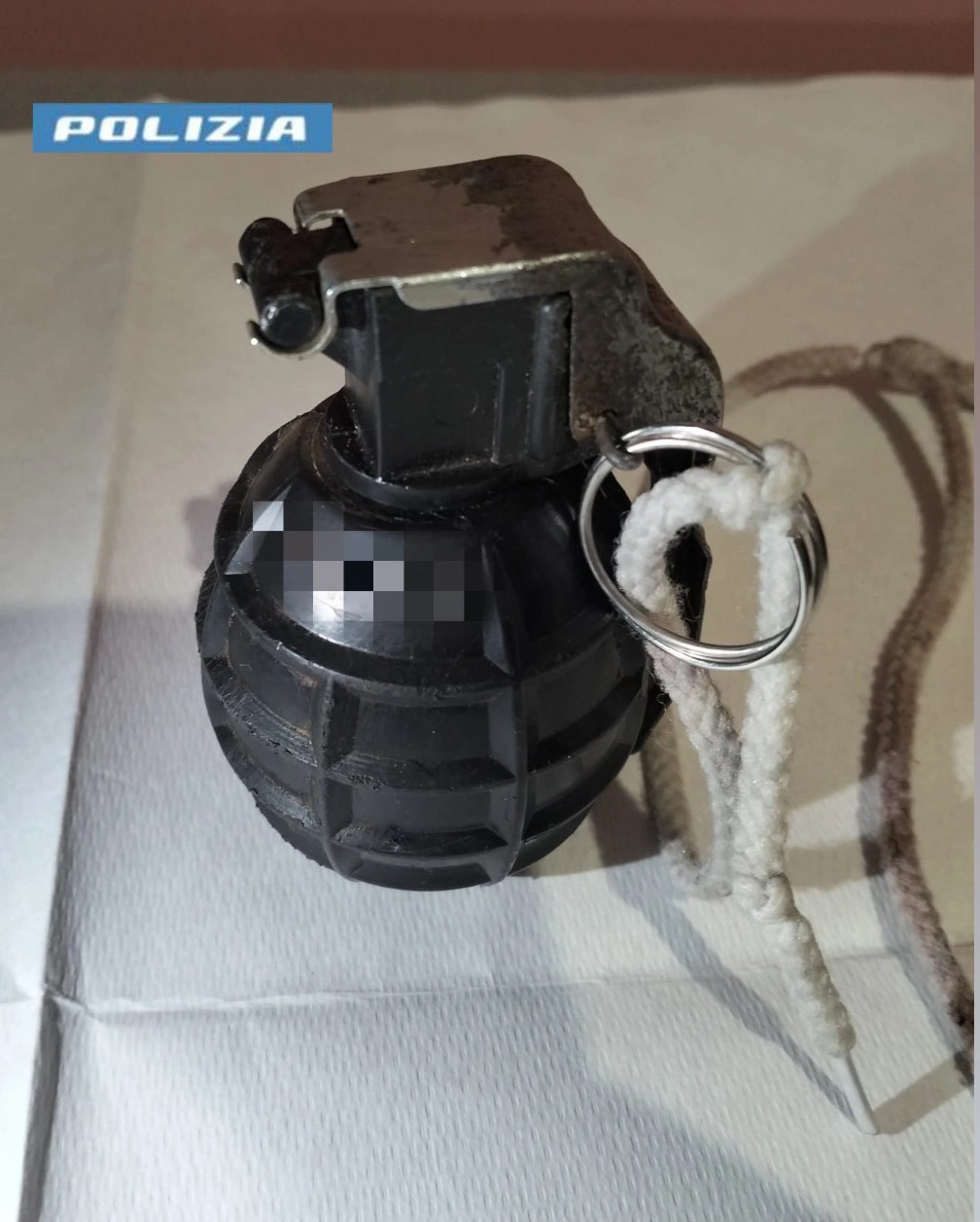 Spara contro la vetrina di un bar, ma in casa (sotto il materasso) nascondeva anche una granata