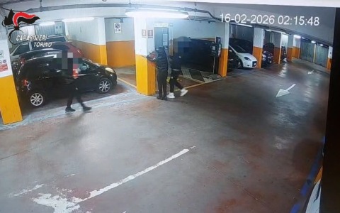 Imbrattano e danneggiano con gli estintori il parcheggio sotterraneo a Rivoli: denunciati tre minorenni