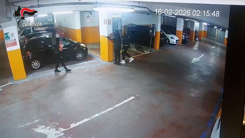 Imbrattano e danneggiano con gli estintori il parcheggio sotterraneo a Rivoli: denunciati tre minorenni