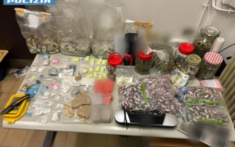 Il forte odore di cannabis attira la polizia fino a casa, coppia arrestata nel quartiere Aurora