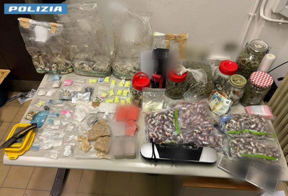 Il forte odore di cannabis attira la polizia fino a casa, coppia arrestata nel quartiere Aurora