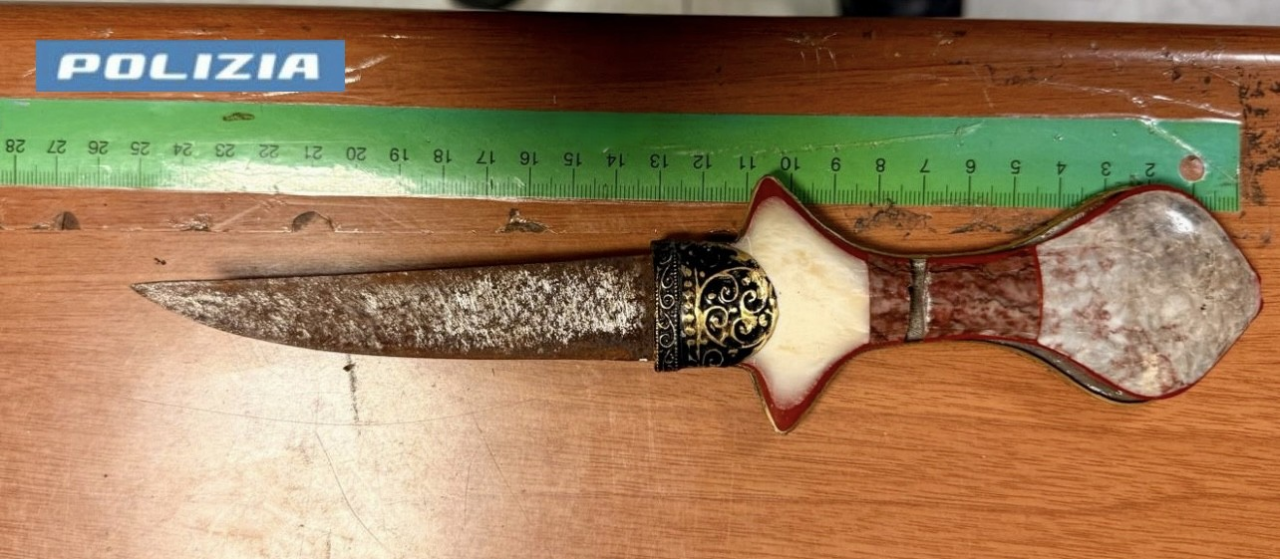 Armato di pugnale minaccia i passanti, arrestato