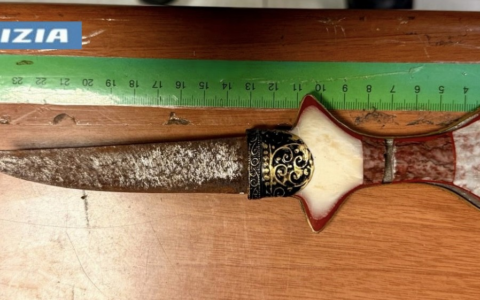 Armato di pugnale minaccia i passanti, arrestato