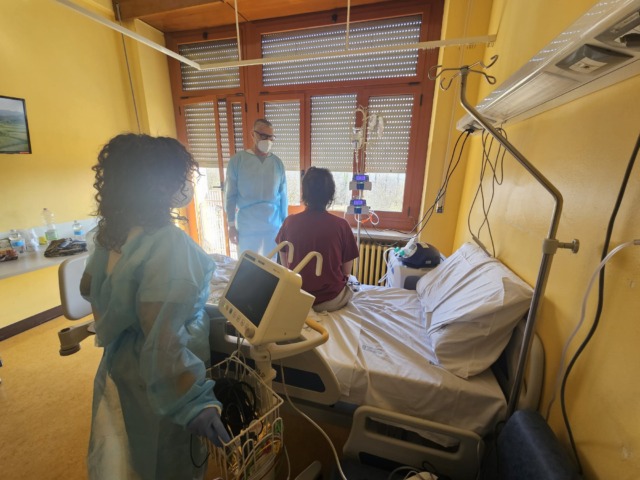 Al San Luigi Gonzaga operazione per calcolosi renali mentre la paziente ascolta la sua playlist preferita