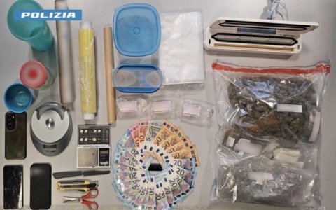 Controllato in strada con lo zaino pieno di droga: arrestato 26enne