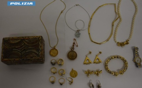 Ruba 50 mila euro di monili a una pensionata: arrestato falso Carabiniere