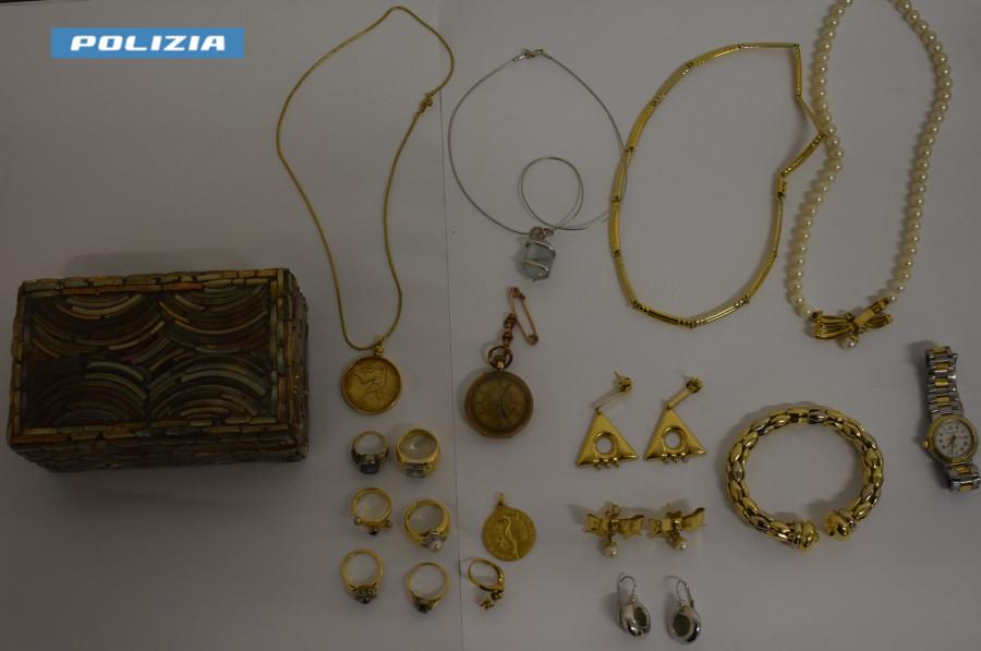 Ruba 50 mila euro di monili a una pensionata: arrestato falso Carabiniere