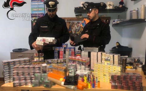 In casa, articoli pirotecnici e 500 pacchetti di sigarette: denunciato