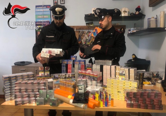 In casa, articoli pirotecnici e 500 pacchetti di sigarette: denunciato