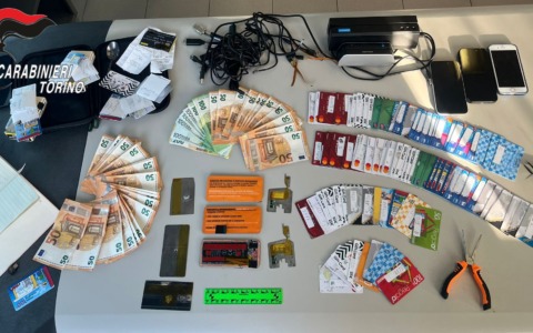 Fanno i pieni di benzina con le carte carburante clonate: beccati