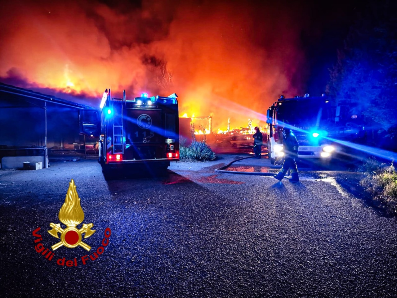 Grave incendio a Grugliasco in via Crea: allerta fumi per i residenti