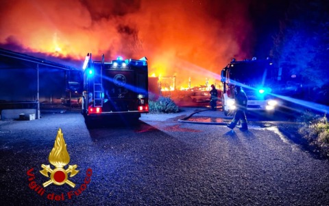 Grave incendio a Grugliasco in via Crea: allerta fumi per i residenti