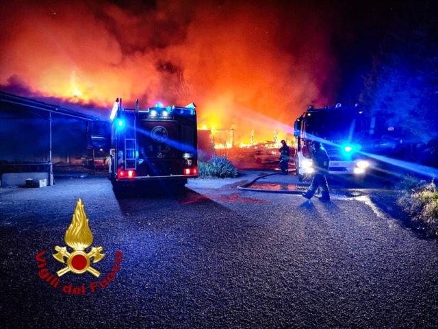 Grave incendio a Grugliasco in via Crea: allerta fumi per i residenti