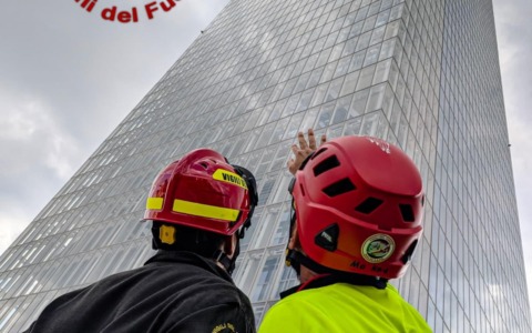 Allarme al grattacielo della Regione: Vigili del Fuoco in azione per materiali pericolanti
