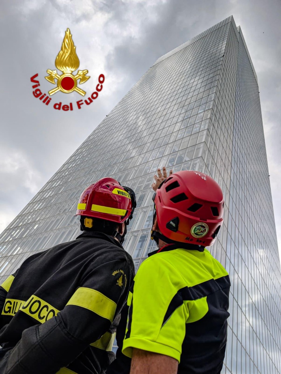 Allarme al grattacielo della Regione: Vigili del Fuoco in azione per materiali pericolanti