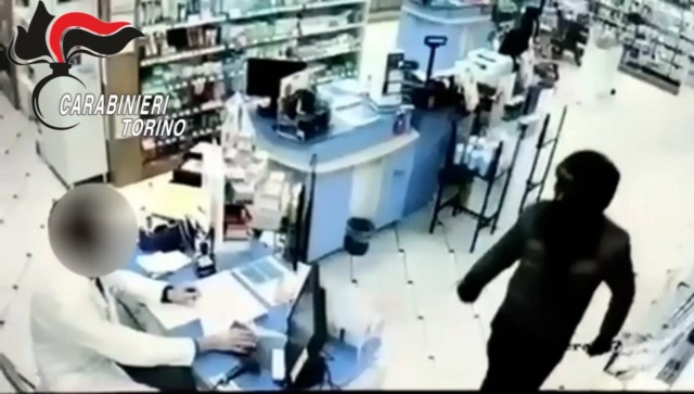 Preso il rapinatore delle farmacie: sette colpi in due mesi