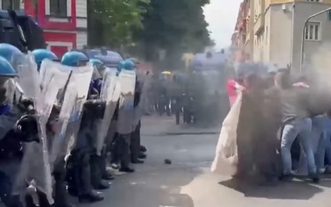 Primo Maggio a Torino, scontri davanti all’ex centro sociale Askatasuna